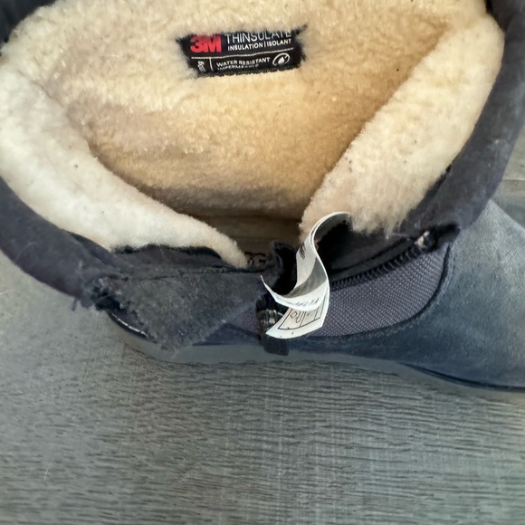 UGG Kids Bayson II Snow Boot with 3M Thinsulate Lining Boys US Size 6 - Picture 5 of 16